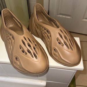 Fashion unisex foam runners